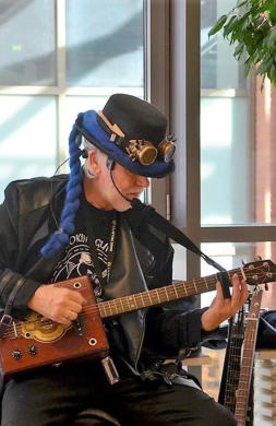 Sven Bükow-Livekonzert-sven-mit Cigargitarre-cigar-box-blues