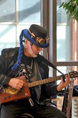 Sven Bükow-Livekonzert-sven-mit Cigargitarre-cigar-box-blues